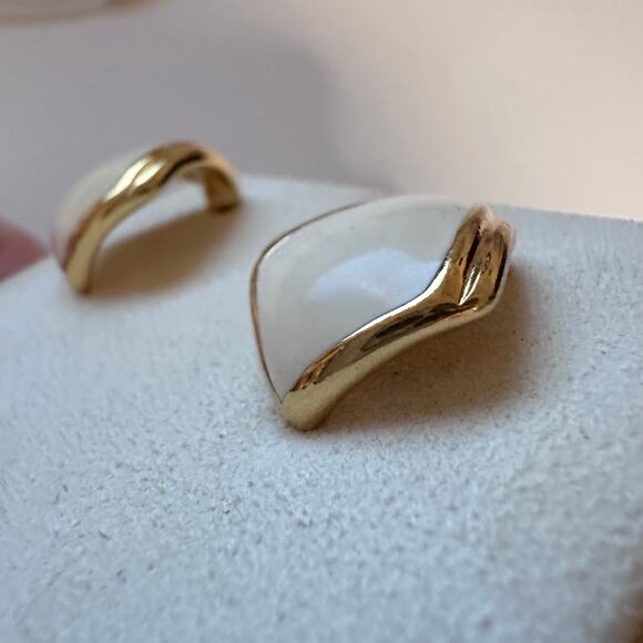 Vtg Monet Gold Cream White Enamel Kite Shape Pierced Earring excellent condition - Picture 1 of 16